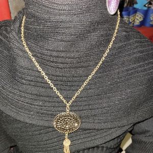 Fashionable necklace gold tone